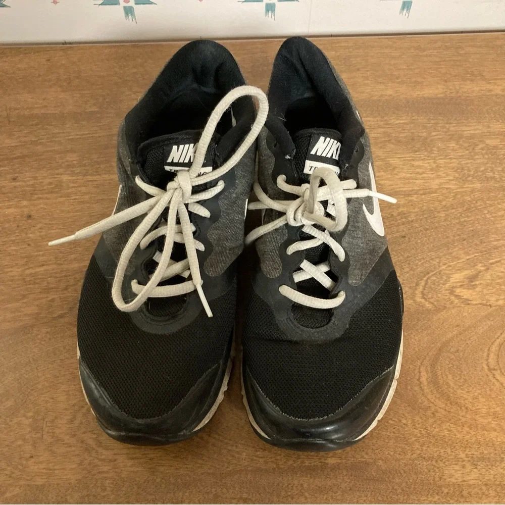 NIKE Lightweight Gray & Black Gym Shoes 8